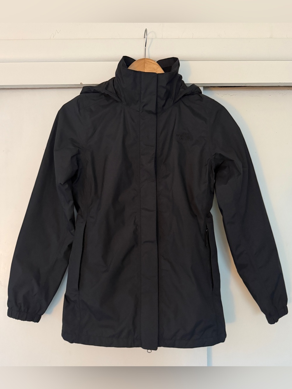 THE NORTH FACE WOMEN’S RAIN JACKET IN BLACK WITH HOOD SIZE XS